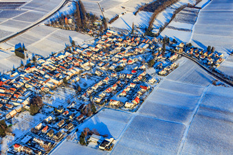 Vue aérienne de Vue du village depuis le sud-ouest sous la neige en hiver à le quartier Wollmesheim in Landau in der Pfalz dans le département Rhénanie-Palatinat, Allemagne