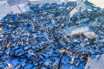 Vue aérienne de Vue du village depuis le nord sous la neige en hiver à le quartier Mörzheim in Landau in der Pfalz dans le département Rhénanie-Palatinat, Allemagne