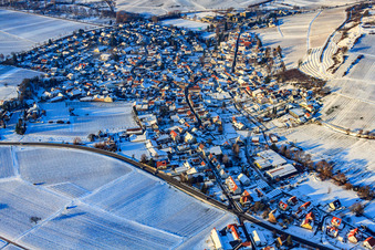 Vue aérienne de Vue du village en contrebas du petit Kalmit depuis le sud-est sous la neige en hiver à Ilbesheim bei Landau dans le département Rhénanie-Palatinat, Allemagne