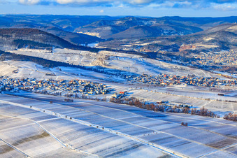 Vue aérienne de Village viticole sous le vignoble de Keschdebusch en hiver avec de la neige à Birkweiler dans le département Rhénanie-Palatinat, Allemagne