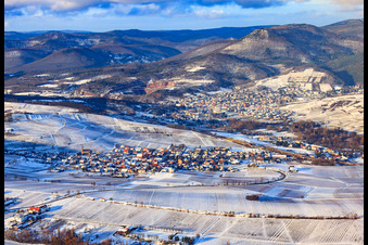 Vue aérienne de Village viticole sous le vignoble de Keschdebusch en hiver avec de la neige à Birkweiler dans le département Rhénanie-Palatinat, Allemagne