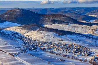 Vue aérienne de Village viticole sous le vignoble de Keschdebusch en hiver avec de la neige à Ranschbach dans le département Rhénanie-Palatinat, Allemagne