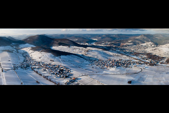 Vue aérienne de Panorama hivernal enneigé de la ville et de ses environs à Birkweiler dans le département Rhénanie-Palatinat, Allemagne