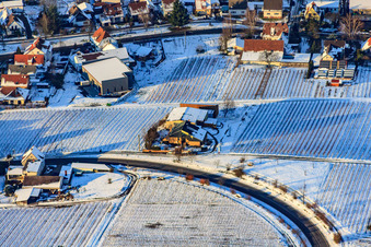 Vue aérienne de Domaine viticole Gies-Düppel en hiver sous la neige à Birkweiler dans le département Rhénanie-Palatinat, Allemagne