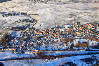Vue aérienne de Vue du village depuis le sud sous la neige en hiver à Siebeldingen dans le département Rhénanie-Palatinat, Allemagne