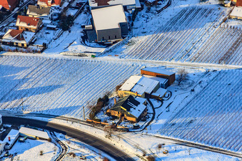 Vue aérienne de Domaine viticole Gies-Düppel en hiver sous la neige à Birkweiler dans le département Rhénanie-Palatinat, Allemagne