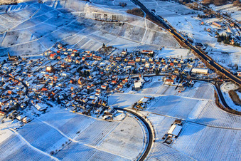 Photographie aérienne de Village viticole sous le vignoble de Keschdebusch en hiver avec de la neige à Birkweiler dans le département Rhénanie-Palatinat, Allemagne