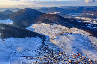 Vue oblique de Village viticole sous le vignoble de Keschdebusch en hiver avec de la neige à Birkweiler dans le département Rhénanie-Palatinat, Allemagne