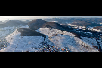 Vue aérienne de Villages viticoles du Palatinat Birkweiler et Ranschbach devant les vignobles blancs et enneigés au pied du Hohenberg et du Trifels dans le paysage montagneux du Palatinat à Ranschbach à Birkweiler dans le département Rhénanie-Palatinat, Allemagne