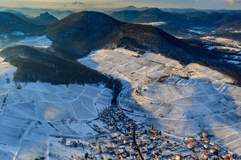 Village viticole sous le vignoble de Keschdebusch en hiver avec de la neige à Birkweiler dans le département Rhénanie-Palatinat, Allemagne d'en haut