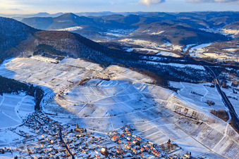Village viticole sous le vignoble de Keschdebusch en hiver avec de la neige à Birkweiler dans le département Rhénanie-Palatinat, Allemagne hors des airs