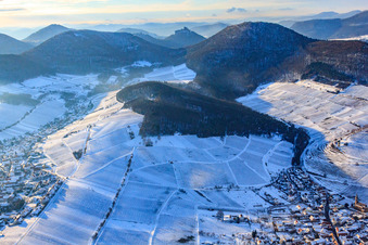 Vue aérienne de Amande hein Birkweiler en hiver avec de la neige à Birkweiler dans le département Rhénanie-Palatinat, Allemagne