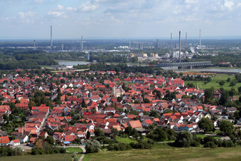 Vue aérienne de Les rives du Rhin à le quartier Maximiliansau in Wörth am Rhein dans le département Rhénanie-Palatinat, Allemagne