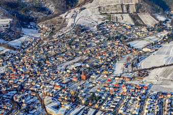 Vue aérienne de Vue de la ville depuis le sud sous la neige en hiver à Albersweiler dans le département Rhénanie-Palatinat, Allemagne