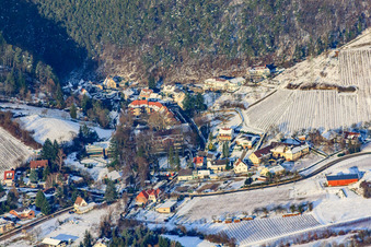Vue aérienne de Schlossstraße en hiver avec de la neige à Albersweiler dans le département Rhénanie-Palatinat, Allemagne