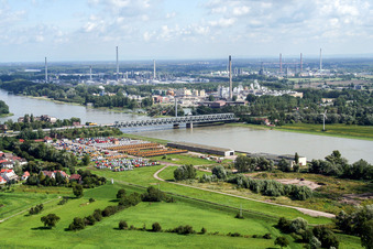 Vue aérienne de Rivière - Structures de pont de la route fédérale 10 et du chemin de fer régional sur le Rhin entre Karlsruhe Maxau et Wörth am Rhein à le quartier Maximiliansau in Wörth am Rhein dans le département Rhénanie-Palatinat, Allemagne