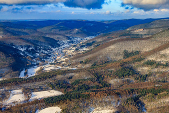 Vue aérienne de Vue du village dans la forêt du Palatinat depuis le sud-est sous la neige en hiver à Eußerthal dans le département Rhénanie-Palatinat, Allemagne