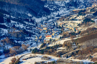 Vue aérienne de Vue du village dans la forêt du Palatinat depuis le sud-est sous la neige en hiver à Eußerthal dans le département Rhénanie-Palatinat, Allemagne