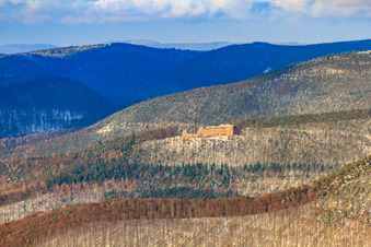 Vue aérienne de Ruines du château de Neuscharfeneck en hiver sous la neige à Ramberg dans le département Rhénanie-Palatinat, Allemagne