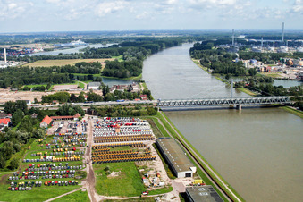 Photographie aérienne de Rivière - Structures de pont de la route fédérale 10 et du chemin de fer régional sur le Rhin entre Karlsruhe Maxau et Wörth am Rhein à le quartier Maximiliansau in Wörth am Rhein dans le département Rhénanie-Palatinat, Allemagne