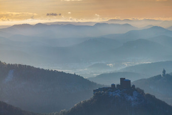 Vue aérienne de Le château de Trifels sous la neige à Annweiler am Trifels dans le département Rhénanie-Palatinat, Allemagne
