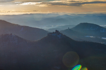 Vue aérienne de Le château de Trifels sous la neige à Annweiler am Trifels dans le département Rhénanie-Palatinat, Allemagne