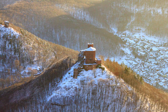 Photographie aérienne de Le château de Trifels sous la neige à Annweiler am Trifels dans le département Rhénanie-Palatinat, Allemagne