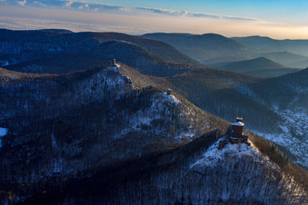 Vue aérienne de Les quatre châteaux Trifels, Anebos, Jungturm et Münz sous la neige à le quartier Bindersbach in Annweiler am Trifels dans le département Rhénanie-Palatinat, Allemagne