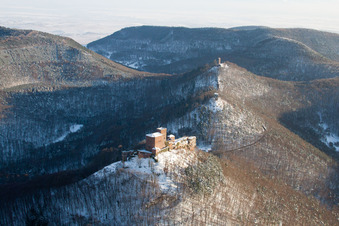 Vue aérienne de Les quatre châteaux Trifels, Anebos, Jungturm et Münz sous la neige à Annweiler am Trifels dans le département Rhénanie-Palatinat, Allemagne