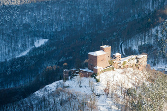 Vue oblique de Le château de Trifels sous la neige à Annweiler am Trifels dans le département Rhénanie-Palatinat, Allemagne