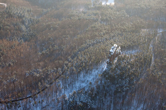 Vue aérienne de Asselstein sous la neige à Annweiler am Trifels dans le département Rhénanie-Palatinat, Allemagne