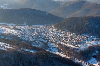 Vue aérienne de Vue du village enneigé en hiver à Wernersberg dans le département Rhénanie-Palatinat, Allemagne