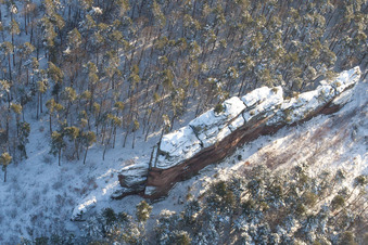 Vue aérienne de Asselstein sous la neige à Annweiler am Trifels dans le département Rhénanie-Palatinat, Allemagne