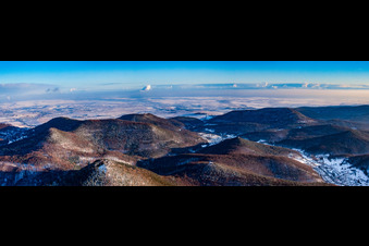 Vue aérienne de Panorama de la lisière de la forêt du Palatinat depuis le nord-est sous la neige en hiver à Waldrohrbach dans le département Rhénanie-Palatinat, Allemagne