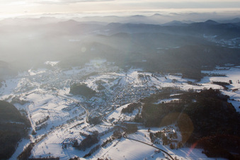 Vue aérienne de En hiver du nord à Völkersweiler dans le département Rhénanie-Palatinat, Allemagne