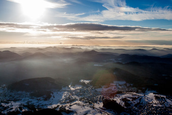 Vue aérienne de Paysage hivernal enneigé de forêt et de montagne de la forêt du Palatinat à le quartier Gossersweiler in Gossersweiler-Stein dans le département Rhénanie-Palatinat, Allemagne
