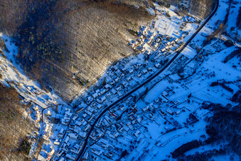 Vue aérienne de Vue du village dans la forêt du Palatinat sous la neige en hiver à Waldrohrbach dans le département Rhénanie-Palatinat, Allemagne