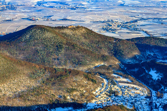 Vue aérienne de Vue du village en contrebas du Madenburg dans la forêt du Palatinat sous la neige en hiver à Waldhambach dans le département Rhénanie-Palatinat, Allemagne