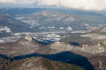 Vue aérienne de Les quatre châteaux Trifels, Anebos, Jungturm et Münz sous la neige à Leinsweiler dans le département Rhénanie-Palatinat, Allemagne