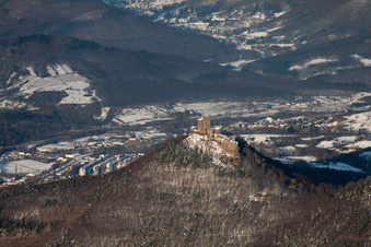 Le château de Trifels sous la neige à Annweiler am Trifels dans le département Rhénanie-Palatinat, Allemagne d'en haut