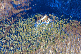 Vue aérienne de Grosser Hahnstein en hiver avec de la neige à Waldrohrbach dans le département Rhénanie-Palatinat, Allemagne