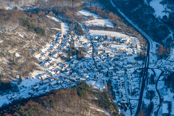 Vue aérienne de Vue du village enneigé en hiver à Waldhambach dans le département Rhénanie-Palatinat, Allemagne