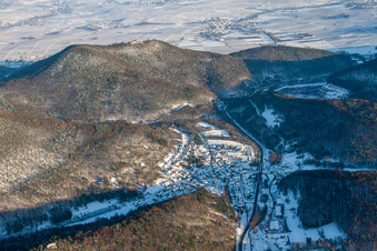 Vue aérienne de Vue du village enneigé en hiver et de Madenburg à Waldhambach dans le département Rhénanie-Palatinat, Allemagne