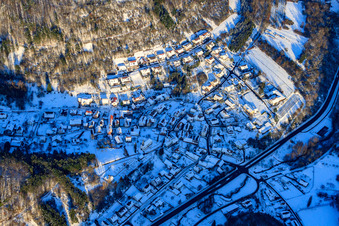 Vue aérienne de Vue du village dans la forêt du Palatinat sous la neige en hiver à Waldhambach dans le département Rhénanie-Palatinat, Allemagne