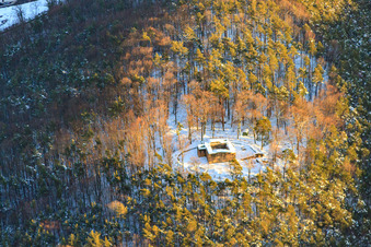 Vue aérienne de Ruines du château de Waldschlössel en hiver sous la neige à Klingenmünster dans le département Rhénanie-Palatinat, Allemagne