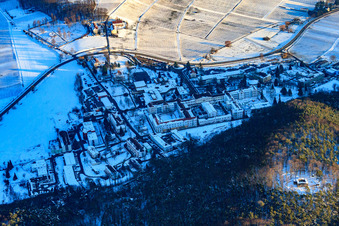 Vue aérienne de Ruines du château Waldschlössel au-dessus du Pfalzklinikum Landeck en hiver avec de la neige à Klingenmünster dans le département Rhénanie-Palatinat, Allemagne
