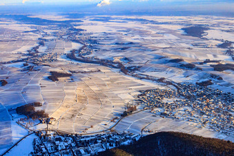 Vue aérienne de Klingbachtal en hiver avec de la neige à Klingenmünster dans le département Rhénanie-Palatinat, Allemagne