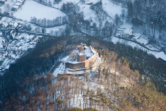 Vue aérienne de Ruines de Landeck en hiver sous la neige à Klingenmünster dans le département Rhénanie-Palatinat, Allemagne