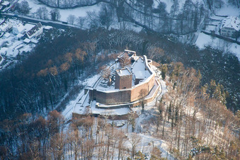 Vue aérienne de Ruines enneigées et vestiges des murs de l'ancien complexe du château de Landeck en hiver à Klingenmünster dans le département Rhénanie-Palatinat, Allemagne