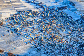Vue aérienne de Vue du village sous la neige en hiver à Klingenmünster dans le département Rhénanie-Palatinat, Allemagne